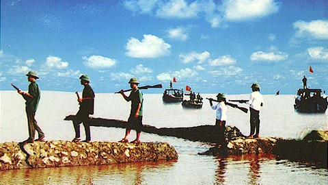 Bộ đội Biên phòng tỉnh phối hợp với dân quân các địa phương ven biển tuần tra giữ vững an ninh tuyến biển.