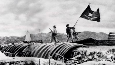 Ngày 7-5-1954, lá cờ quyết chiến quyết thắng của Quân đội nhân dân Việt Nam tung bay trên nấp hầm tướng Đờ Cát - chỉ huy tập đoàn cứ điểm Điên Biên Phủ, kết thúc vẻ vang 9 năm kháng chiến chống thực dân Pháp.