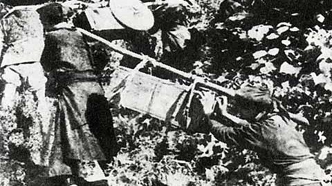 Lực lượng dân công vận chuyển vũ khí, lương thực cho chiến dịch Hòa Bình năm 1951-1952.