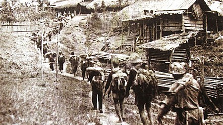 Bộ đội Đại đoàn 316 hành quân lên Tây Bắc trong Chiến cuộc Đông-Xuân 1953-1954.