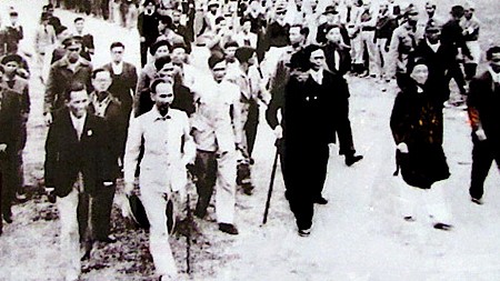Ngày 5-1-1946, hàng nghìn người Hà Nội đón mừng Chủ tịch Hồ Chí Minh và các vị được giới thiệu ứng cử đại biểu Quốc hội khóa I.