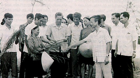 Tổng Bí thư Nguyễn Văn Linh thăm cánh đồng lúa xã Hải Vân, huyện Hải Hậu.