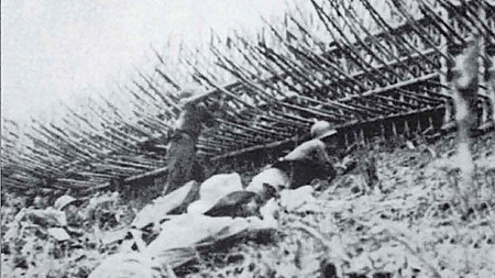 Phá hàng rào, tiêu diệt đồn địch.