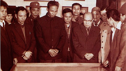 Chủ tịch Trường Chinh xem sa bàn Hải Hậu kháng chiến tại Bảo tàng huyện Hải Hậu. Ảnh tư liệu Bảo tàng Nam Định