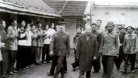 Nhân dân xã Xuân Hồng vui mừng đón đồng chí Trường Chinh về thăm quê hương năm 1981.