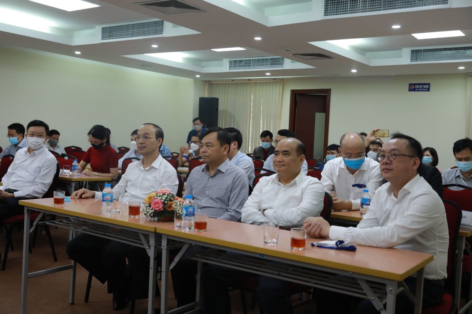 Các đại biểu đến tham dự buổi bảo vệ luận án tiến sĩ; trong đó có Thứ trưởng Bộ Nông nghiệp và Phát triển nông thôn ông Nguyễn Hoàng Hiệp; lãnh đạo Trường Đại học Thủy lợi GS.TS Nguyễn Quang Kim, Bí thư Đảng ủy, Chủ tịch Hội đồng Trường; GS.TS Trịnh Minh Thụ, Hiệu trưởng; PGS.TS Nguyễn Hữu Huế, Phó Hiệu trưởng.