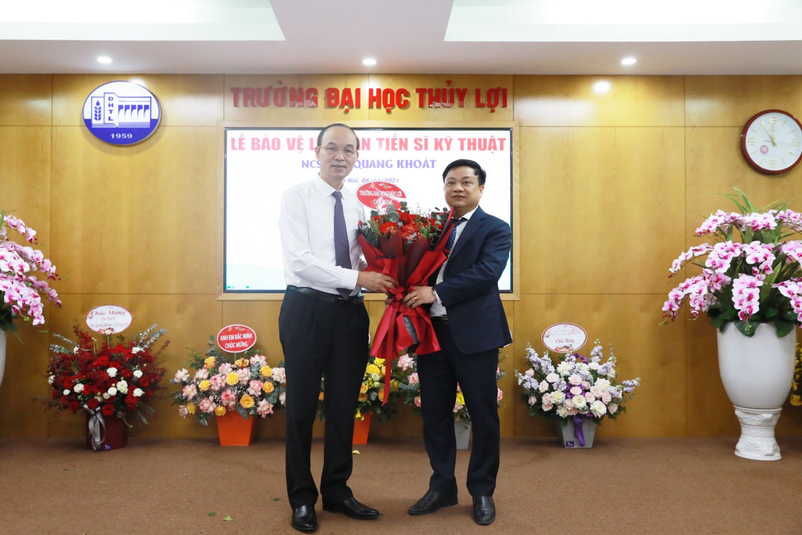 GS.TS Trịnh Minh Thụ, Hiệu trưởng đại diện cơ quan nơi NCS Mai Quang Khoát công tác (NCS hiện đang là Viện trưởng Viện Đào tạo và Khoa học ứng dụng Miền Trung trực thuộc Trường Đại học Thủy lợi) phát biểu và chúc mừng NCS.