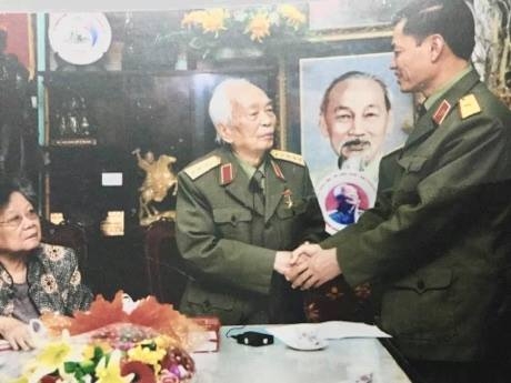Thiếu tướng Hoàng Kiền báo cáo với Đại tướng về khôi phục hang Cốc Bó