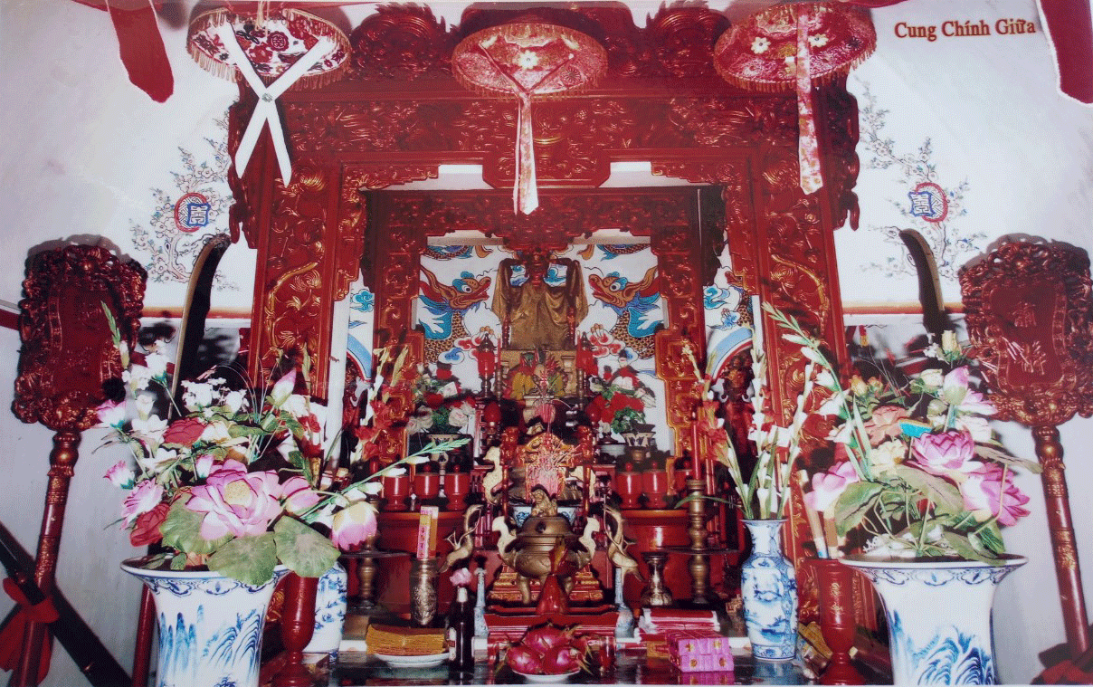 Gian thờ tổ ở giữa